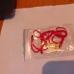 Черный браслет красная нить