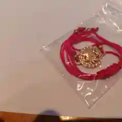 Белый браслет красная нить