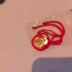Слоновая кость браслет красная нить