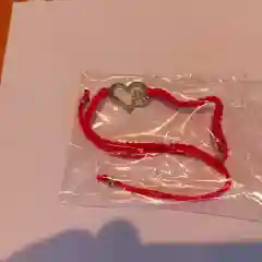 Черный браслет красная нить