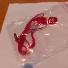 Серый браслет красная нить