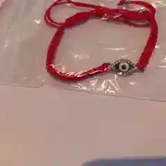Серый браслет красная нить