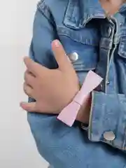 Конфетный браслет тонкий с бантом из экокожи, цвет розовый