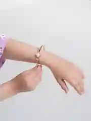 Белый браслет на руку "Кленовый лист"
