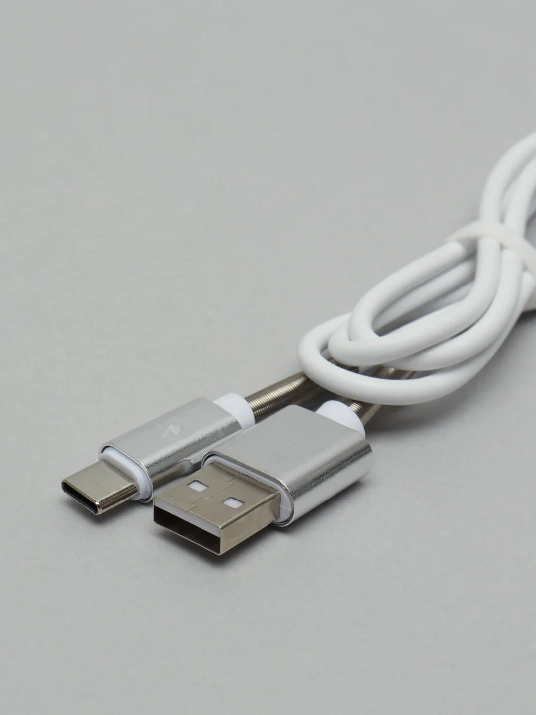 Белый кабель для зарядки Type-C