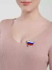 Белый значок, пин деревянный на одежду с булавкой с изображением  "Мемы и приколы"