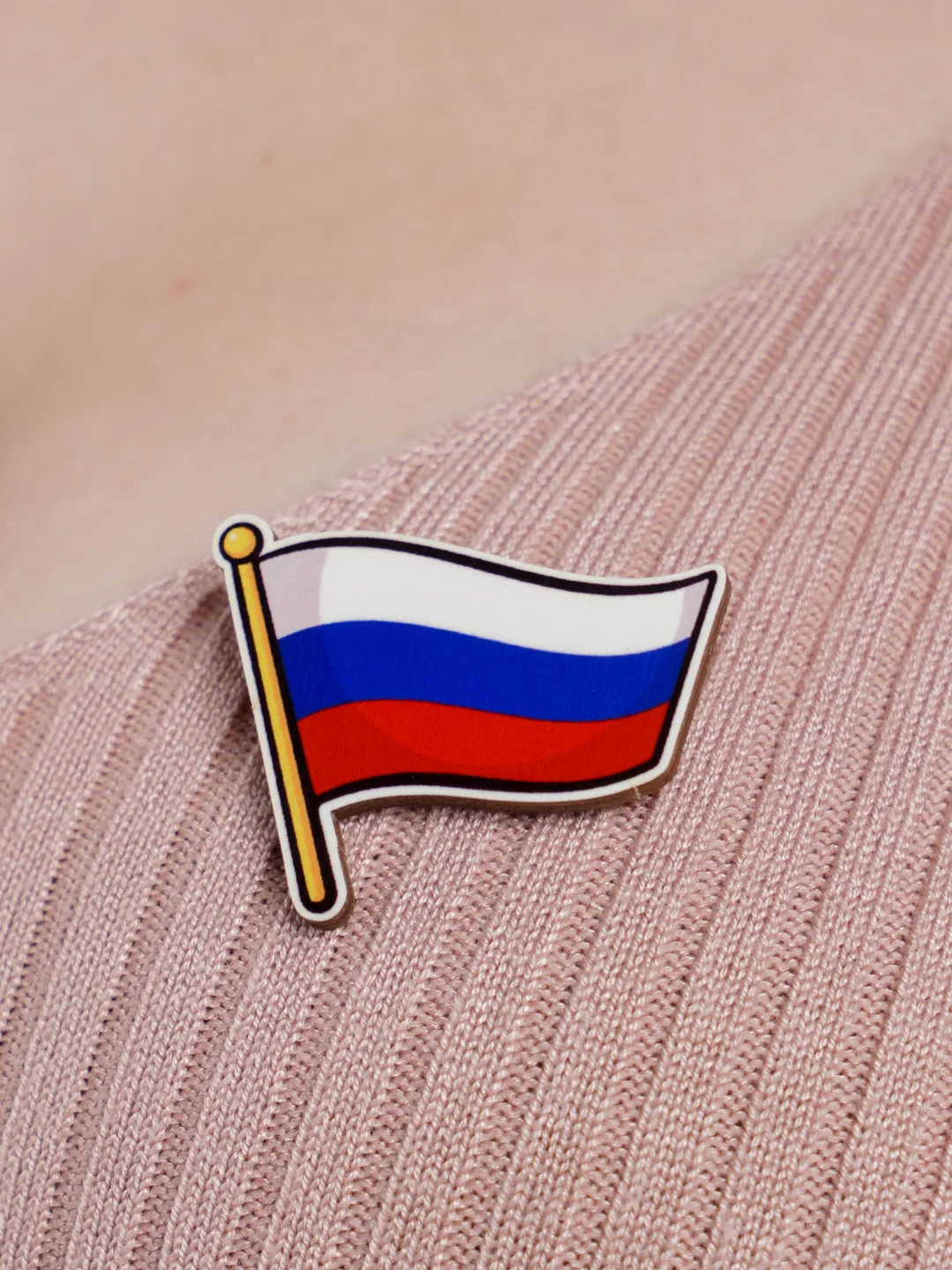 Белый значок, пин деревянный на одежду с булавкой с изображением "Мемы и приколы"