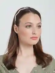 Ободок из бусин белый на металлической основе "Волна"