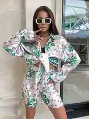 Зеленый женский костюм с шортами