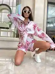 Красный женский костюм с шортами
