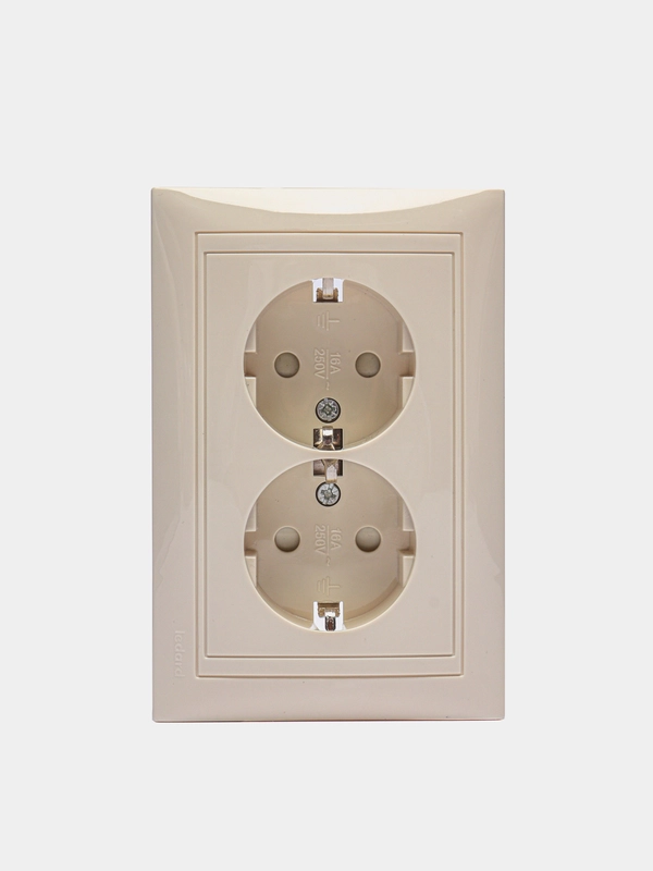 Розетка LEDARD NOVUS PC16-008 с защитными шторками цвет слоновая кость, 2 м, 16 А, 250 В