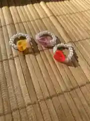 Кольцо из искусственного жемчуга с сердечком