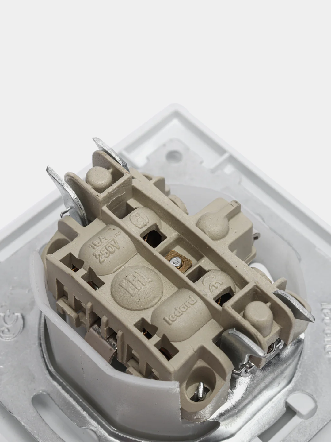 Розетка с крышкой LEDARD NOVUS PC16-010 Б 44, 1 м, IP44, 16A, 250B, цвет белый