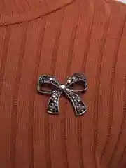 Брошь "Бант", цвет серый