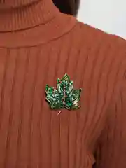 Брошь "Кленовый лист"