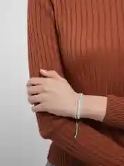 Вишнёвый браслет-узел, плетеная фенечка