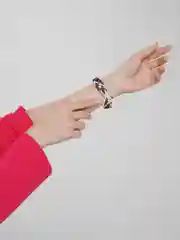 Багровый браслет плетеный