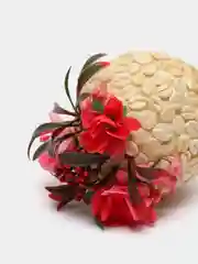 Круглый шар с золотистыми кофейными зёрнами и ярко розовыми цветами