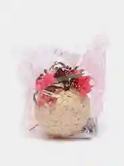 Круглый шар с золотистыми кофейными зёрнами и ярко розовыми цветами