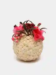 Круглый шар с золотистыми кофейными зёрнами и ярко розовыми цветами