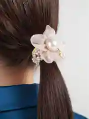 Розовый резинка для волос с жемчугом