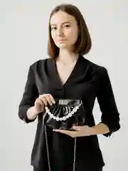 Черный женская сумка багет с цепочкой,с бусами