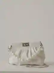 Белый женская сумка багет с цепочкой,с бусами