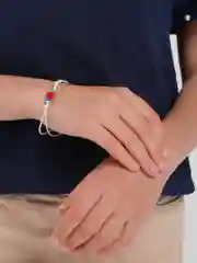 Алый браслет белая нить с буквой / Инициал цветные , Handmade