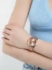 Розовый женские часы с металлическим ремешком