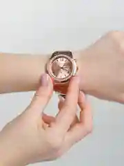 Розовый женские часы с металлическим ремешком