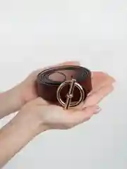 Шоколадный ремень женский, из натуральной кожи, с круглой бляшкой