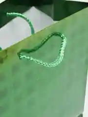 Зеленый пакет подарочный