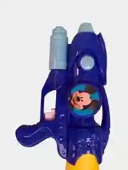 Синий водный пистолет