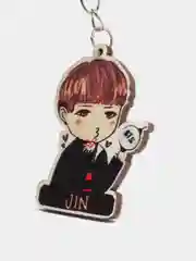 Белый брелок на рюкзак "BTS"