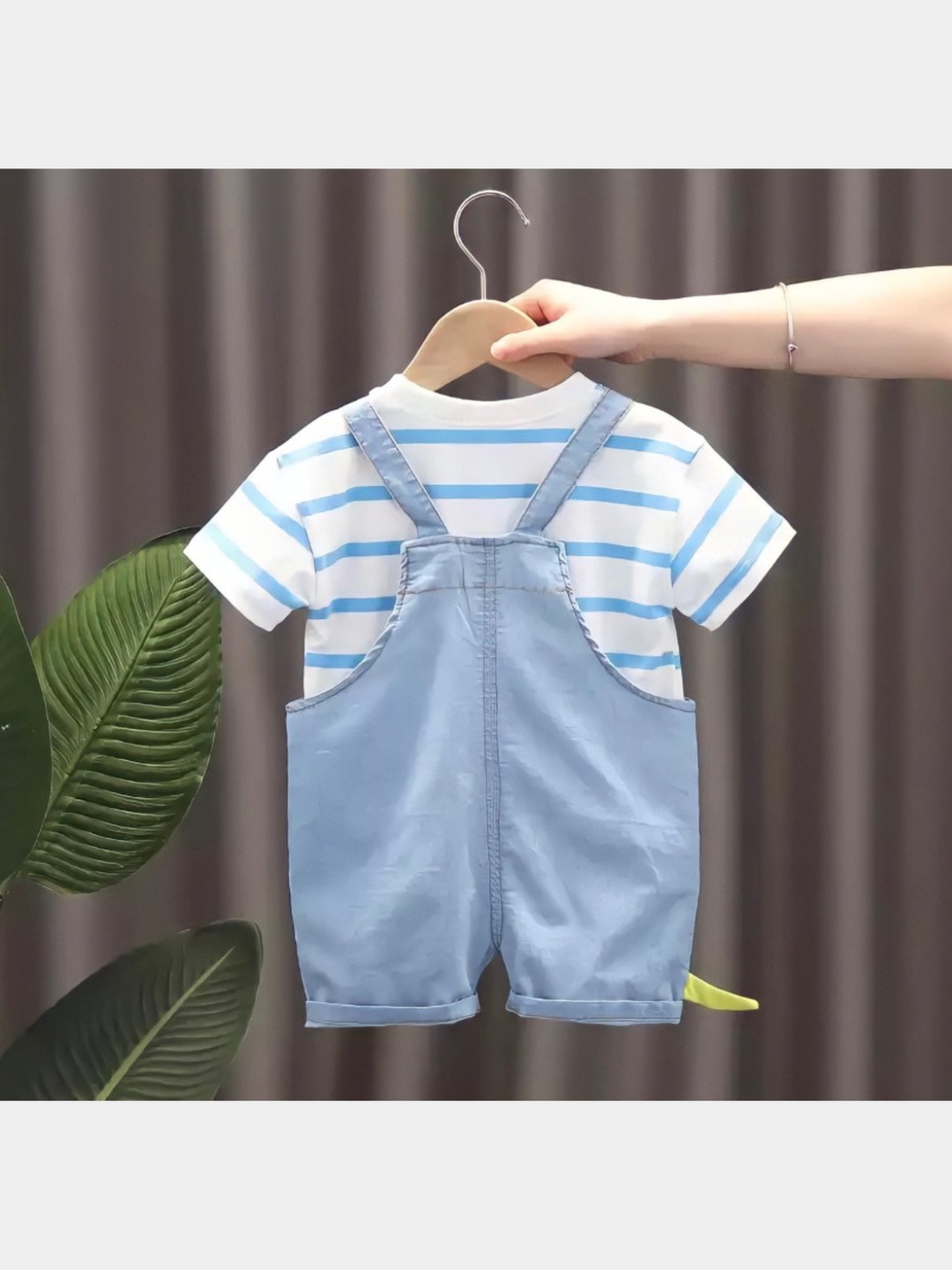 Костюм для малыша: базовая футболка и джинсовый полукомбинезон купить поцене 910 ₽ в интернет-магазине KazanExpress