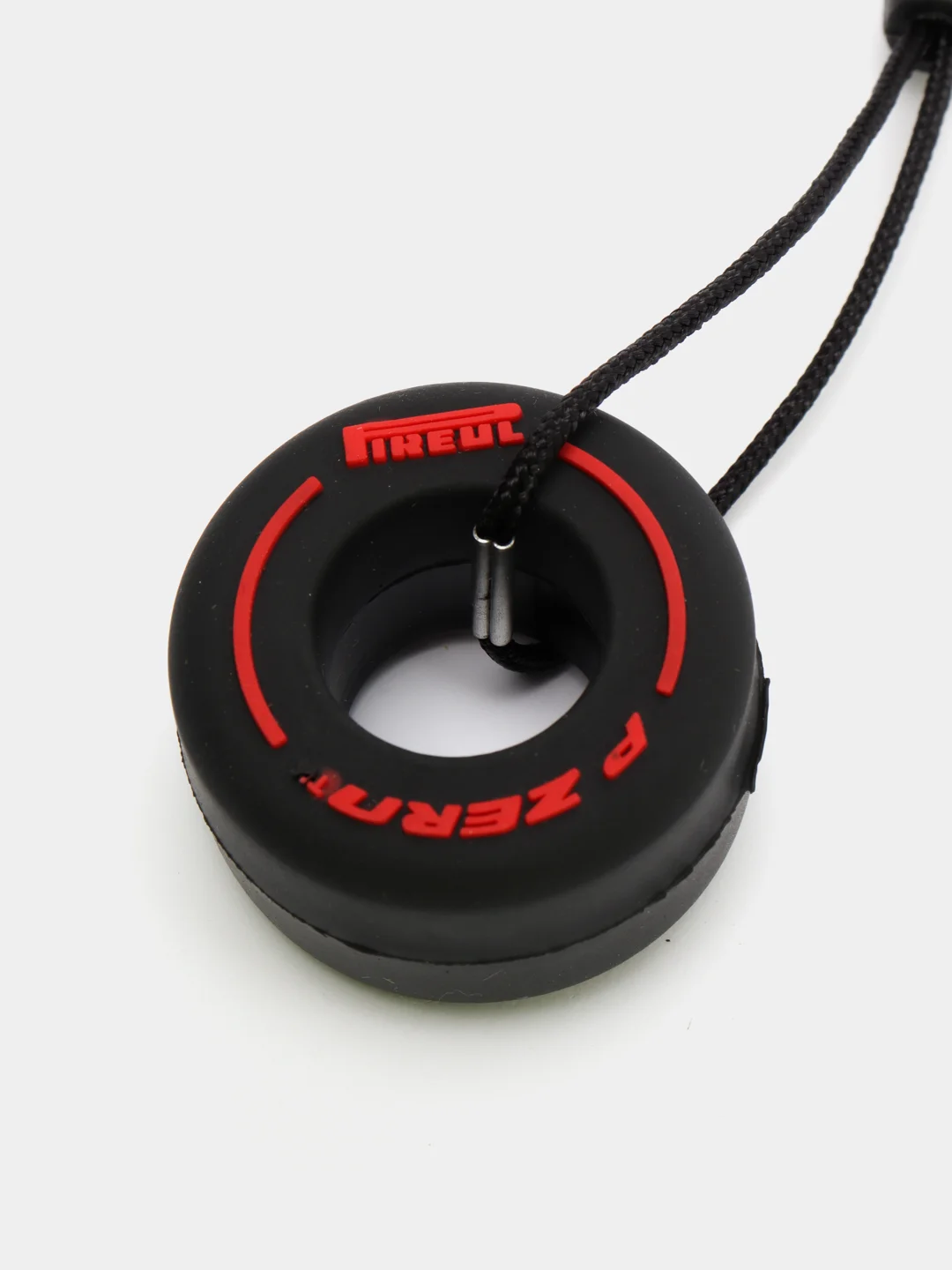 Красный брелок шины Pirelli