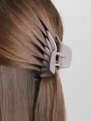Бежевый краб для волос