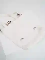 Молочный шоппер с принтом, с брелоком