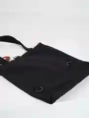 Черный шоппер с принтом, с брелоком