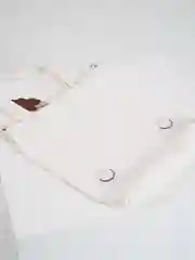 Белый шоппер с принтом, с брелоком