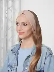 Розовый повязка на голову вязаная