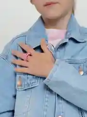 Коралловый кольцо с лягушкой