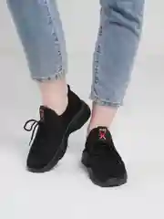 Женские кроссовки