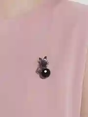 Алый брошь "Кошка"