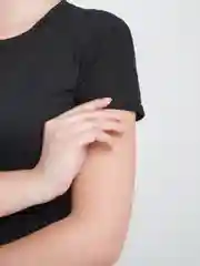 Черный футболка женская