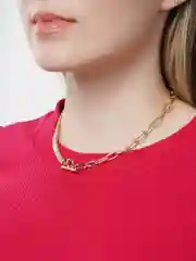 Чокер-цепочка асимметрия