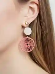 Розовый серьги-подвески, плетёные