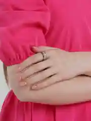 Белый кольцо всевластия из Властелина колец светящееся в темноте