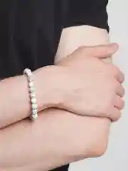 Браслет из натуральных камней, Хаулит и магнитный Гематит