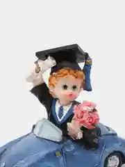 Фигурка "Школьник с букетом, на синем авто"